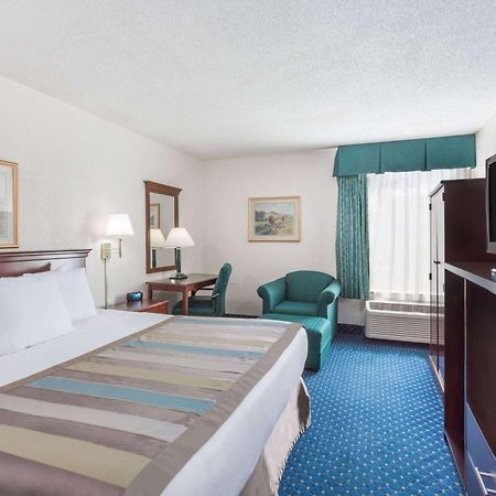Baymont By Wyndham Greensboro/Coliseum Esterno foto
