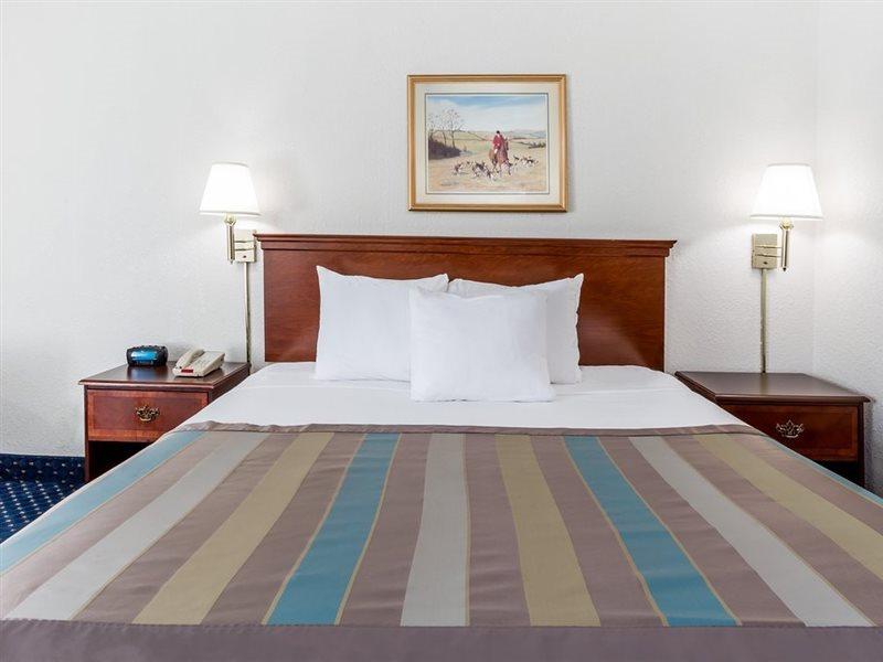 Baymont By Wyndham Greensboro/Coliseum Esterno foto
