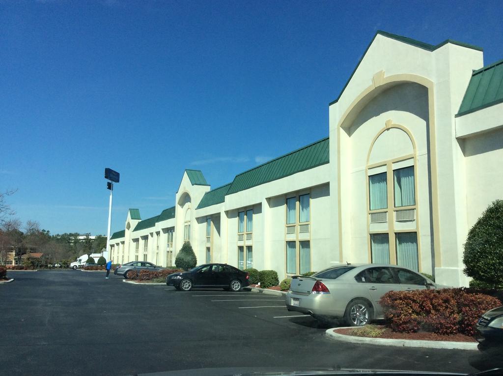 Baymont By Wyndham Greensboro/Coliseum Esterno foto