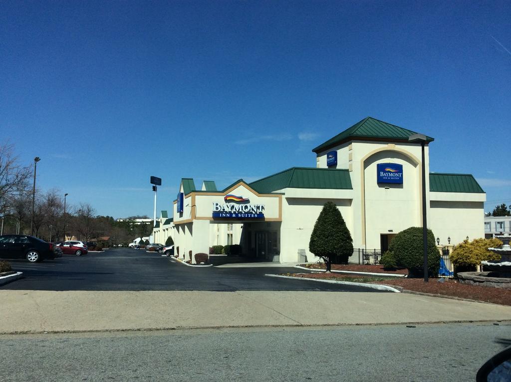 Baymont By Wyndham Greensboro/Coliseum Esterno foto