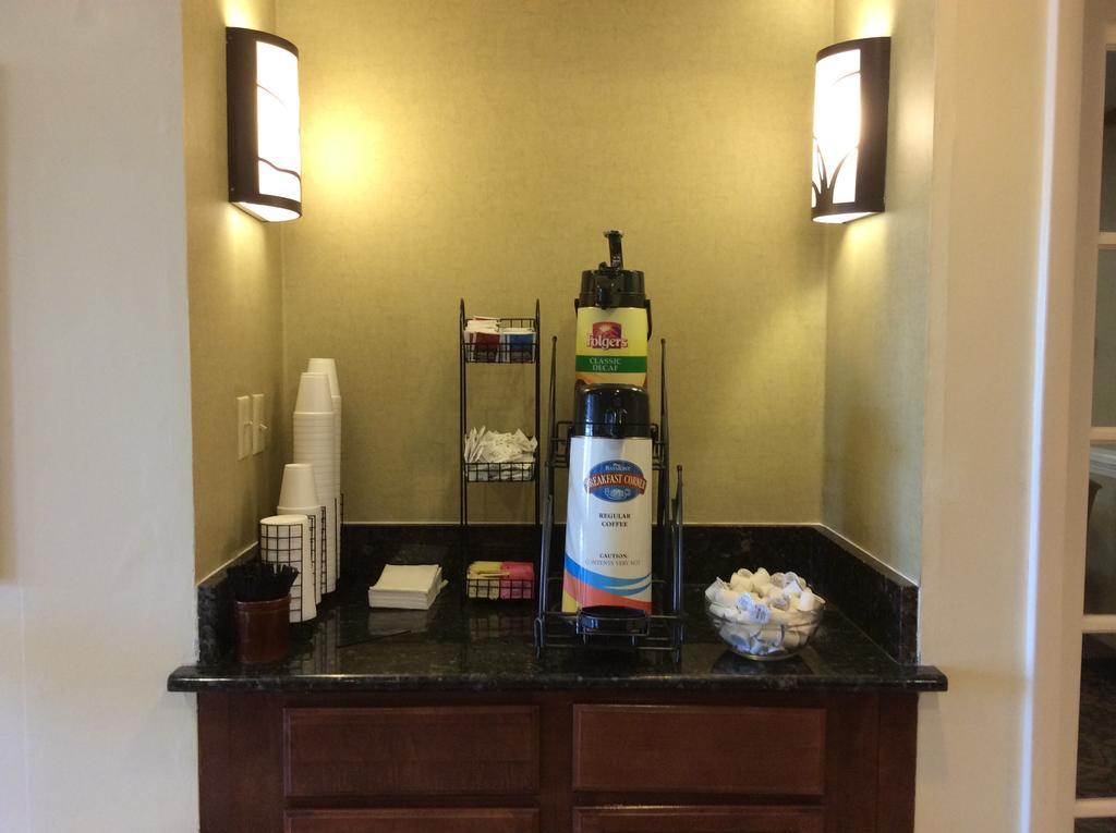 Baymont By Wyndham Greensboro/Coliseum Esterno foto