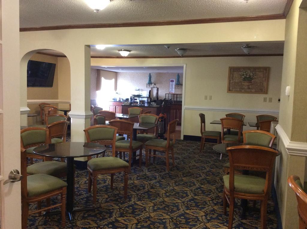 Baymont By Wyndham Greensboro/Coliseum Esterno foto