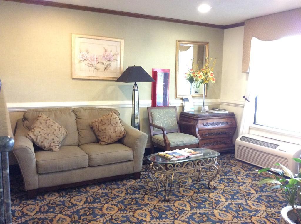 Baymont By Wyndham Greensboro/Coliseum Esterno foto