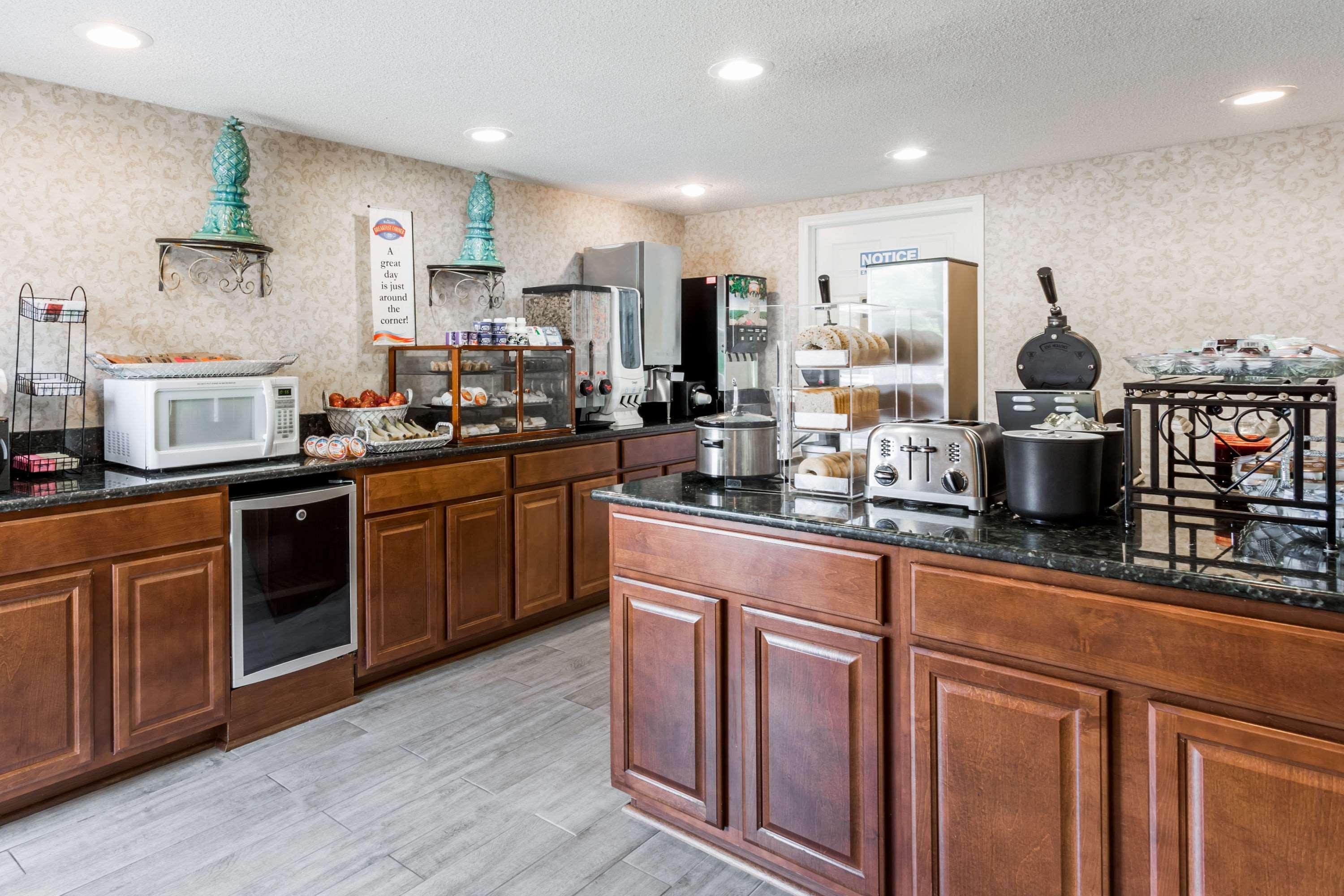 Baymont By Wyndham Greensboro/Coliseum Esterno foto