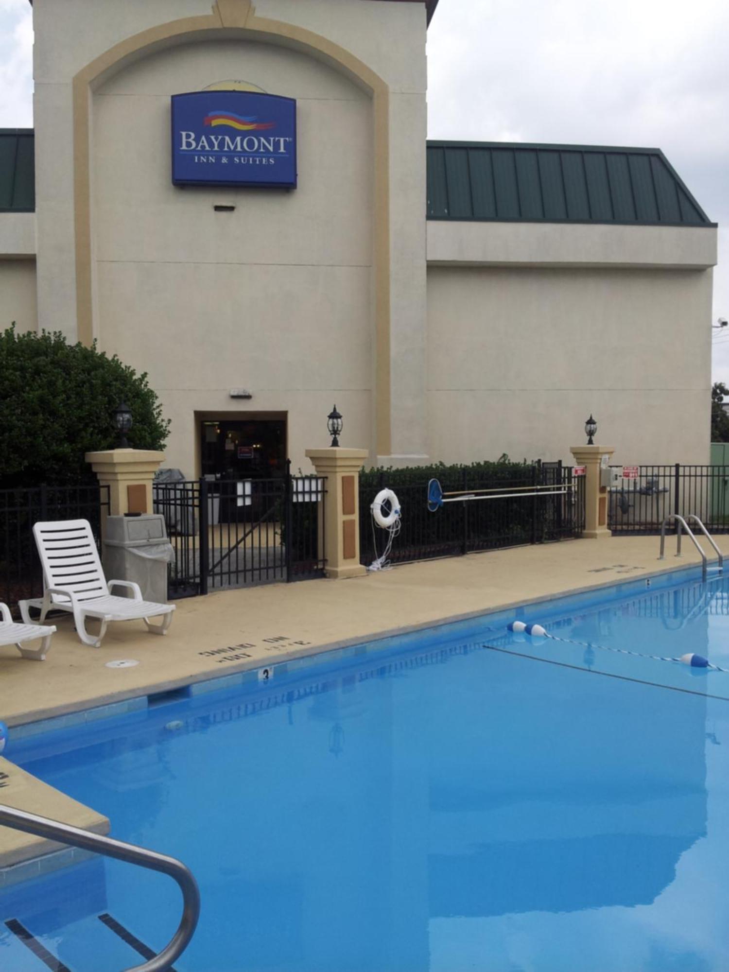 Baymont By Wyndham Greensboro/Coliseum Esterno foto