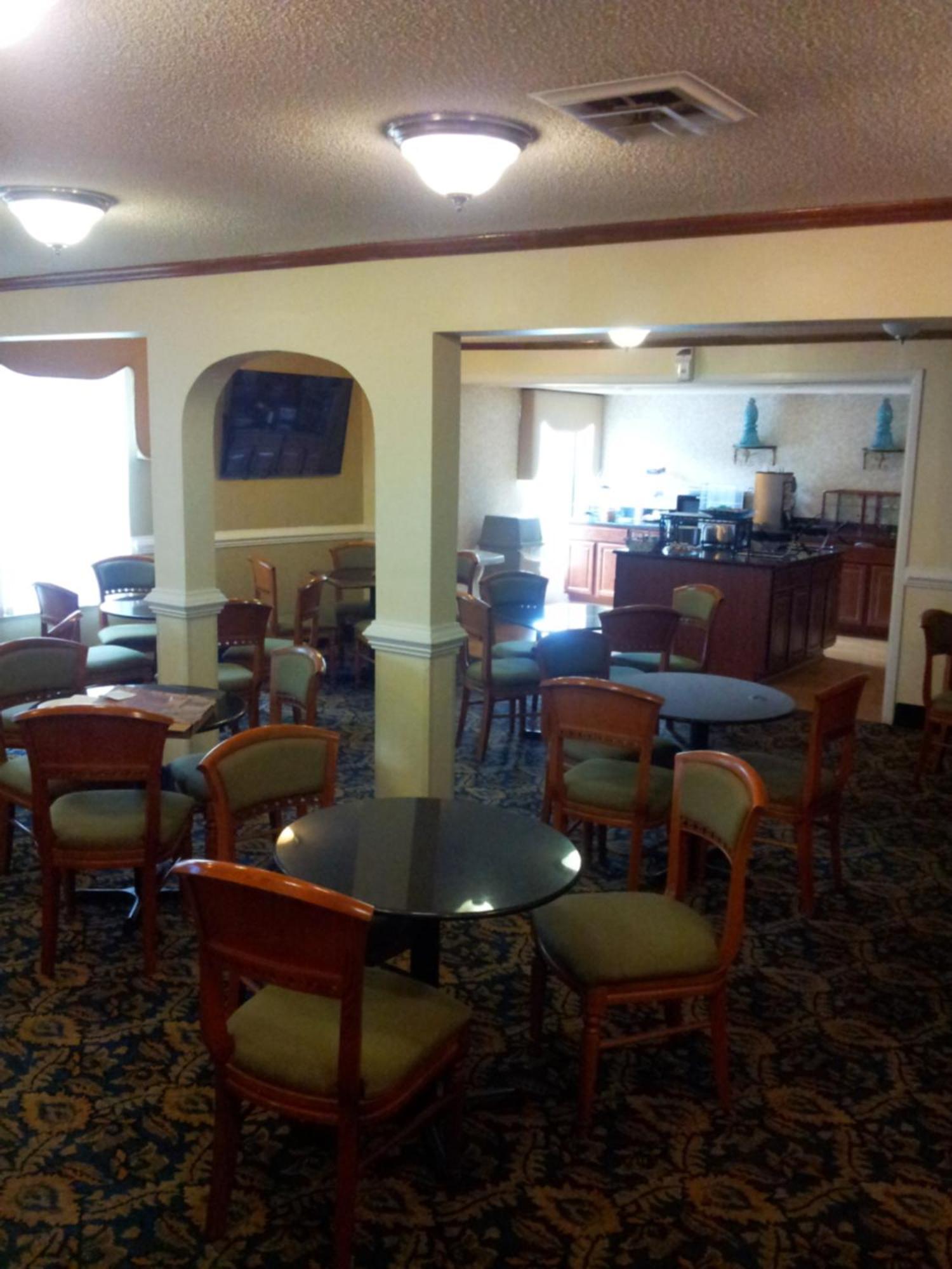 Baymont By Wyndham Greensboro/Coliseum Esterno foto