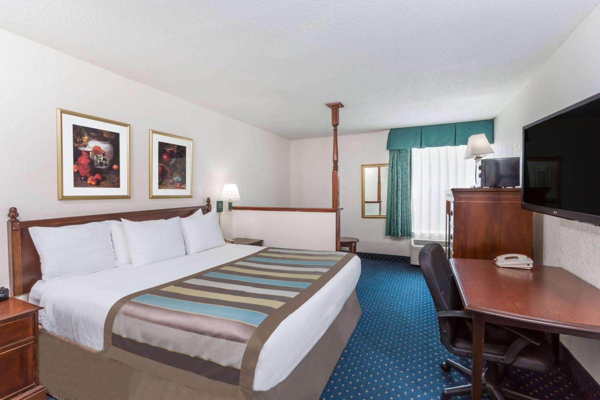 Baymont By Wyndham Greensboro/Coliseum Esterno foto