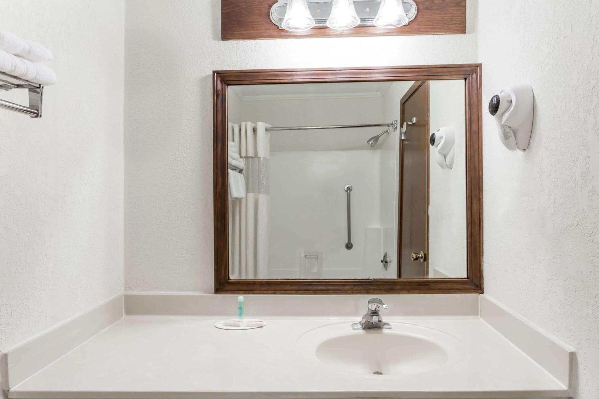 Baymont By Wyndham Greensboro/Coliseum Esterno foto