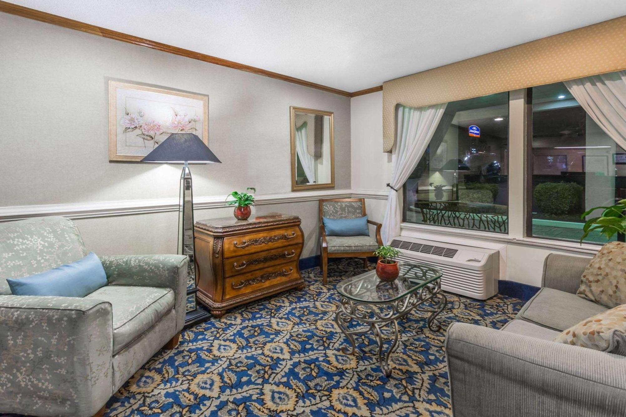 Baymont By Wyndham Greensboro/Coliseum Esterno foto