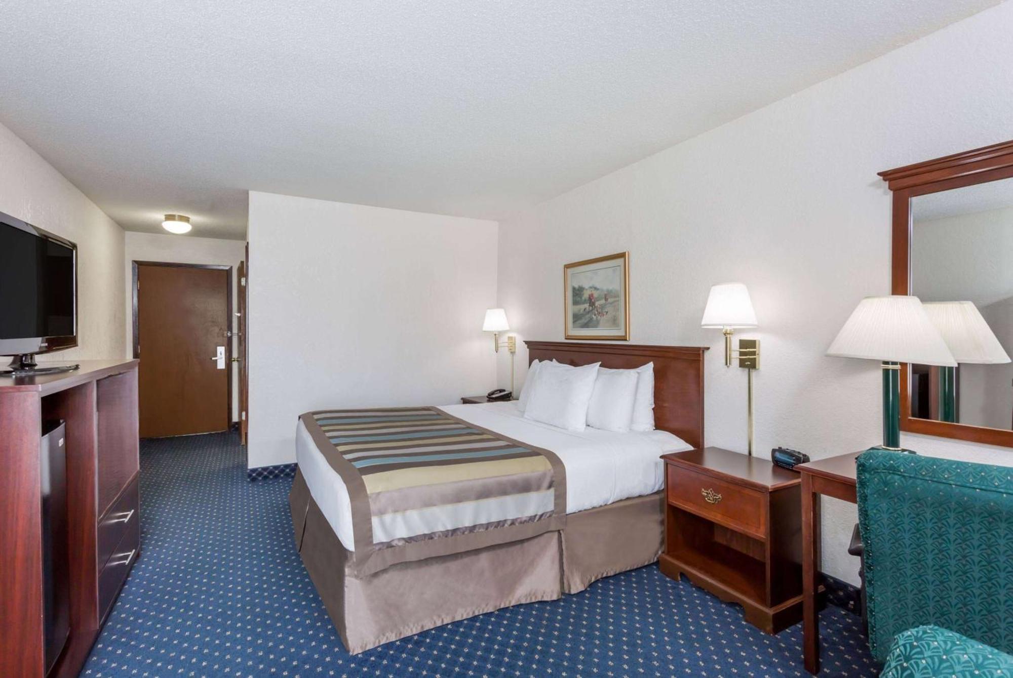 Baymont By Wyndham Greensboro/Coliseum Esterno foto