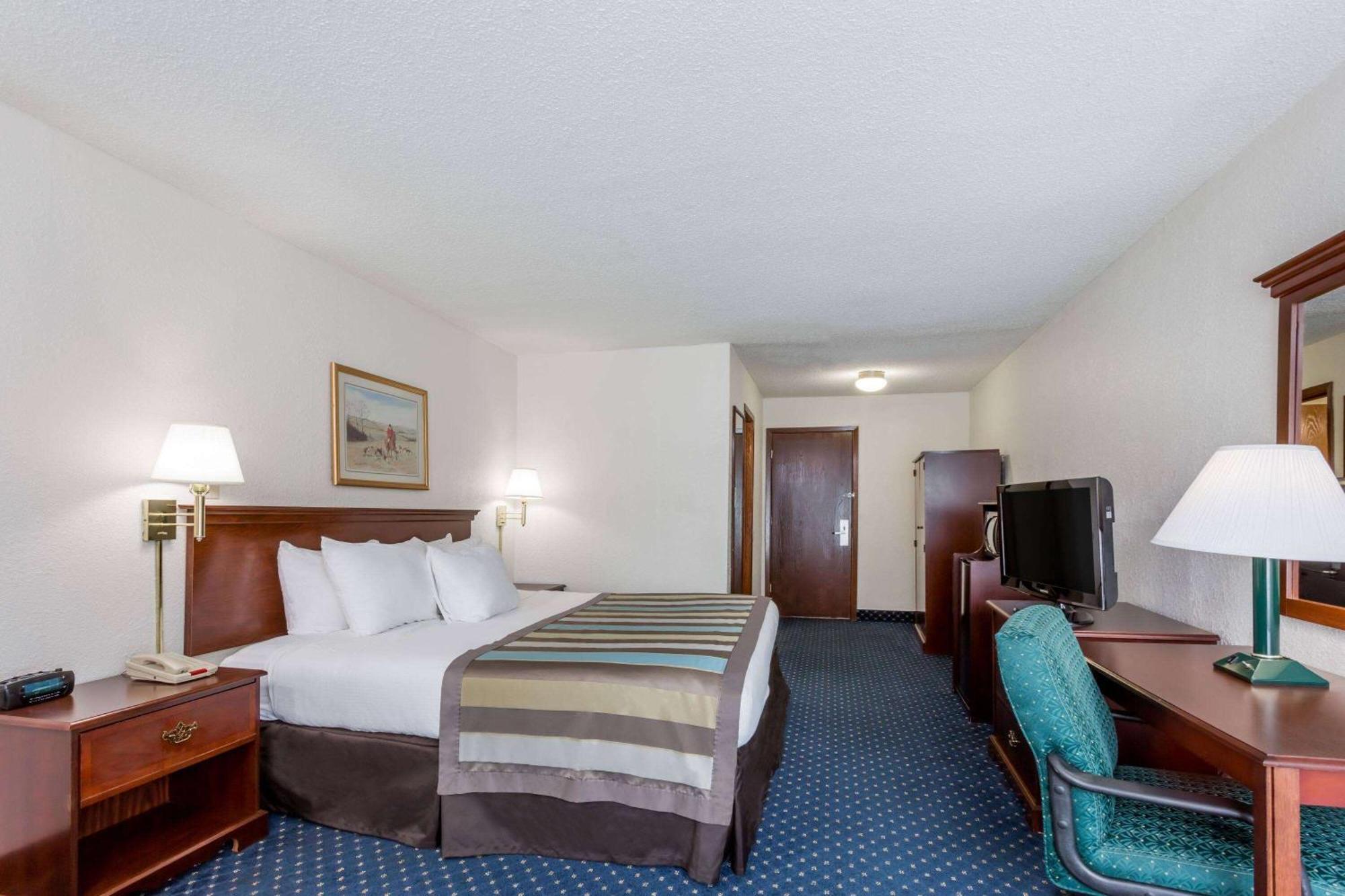 Baymont By Wyndham Greensboro/Coliseum Esterno foto