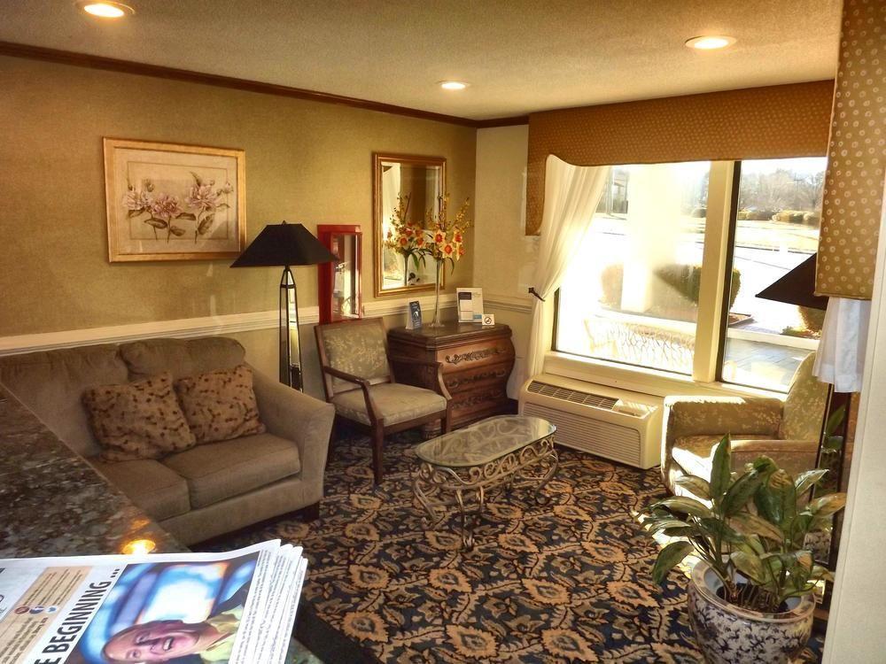 Baymont By Wyndham Greensboro/Coliseum Esterno foto